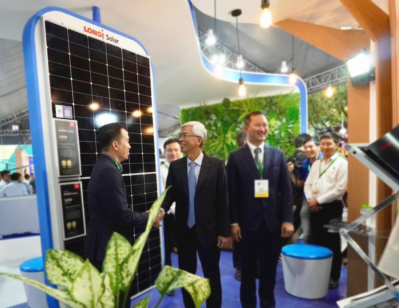 Ông Nguyễn Xuân Quang (bên trái) - Phó Giám đốc TTC Energy vinh hạnh đón tiếp Phó Chủ tịch UBND TP.HCM Võ Văn Hoan thăm quan gian hàng