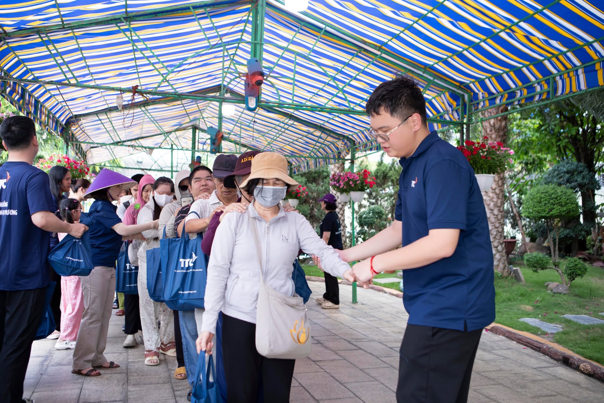 anh trao giai cup thanh giong 4